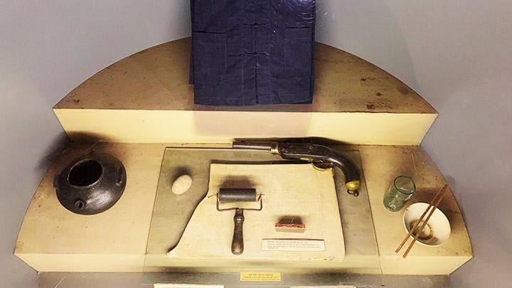 Bộ quần áo dân tộc Nùng và đồ dùng cá nhân của Bác khi hoạt động tại hang Pác Bó. Bộ quần áo dân tộc Nùng và đồ dùng cá nhân của Bác khi hoạt động tại hang Pác Bó.