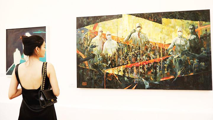 Tiếng nói đương đại trong một tác phẩm trưng bày.