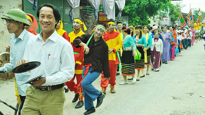 Đội sênh tiền - mõ lộn trong lễ hội truyền thống.