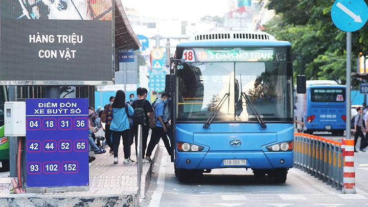 Người dân bắt xe bus tại trạm chờ. Người dân bắt xe bus tại trạm chờ.