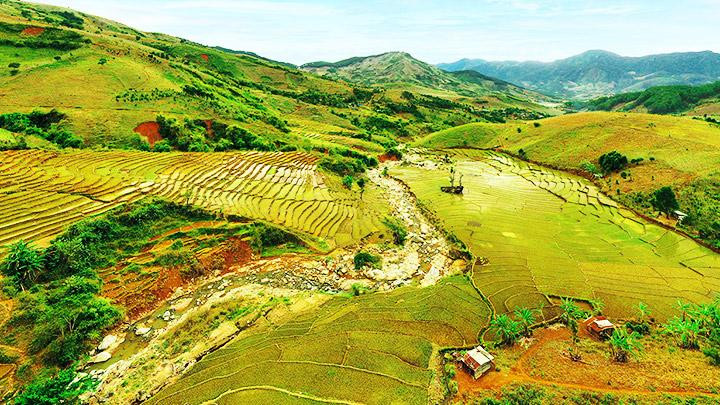 Đầu nguồn sông vào mùa khô. Ảnh: NGUYỄN BAN