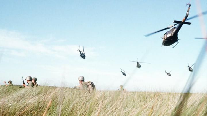 Máy bay Mỹ quần thảo trên bầu trời. Ảnh: TIM PAGE