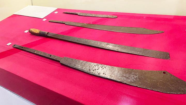 Một số vũ khí được dùng trong cuộc khởi nghĩa giành chính quyền. Một số vũ khí được dùng trong cuộc khởi nghĩa giành chính quyền.