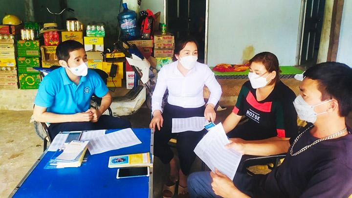 Cán bộ, viên chức Bảo hiểm xã hội tỉnh Lai Châu đến từng hộ gia đình tuyên truyền người dân tham gia bảo hiểm xã hội tự nguyện, bảo hiểm y tế hộ gia đình. Ảnh: TTXVN