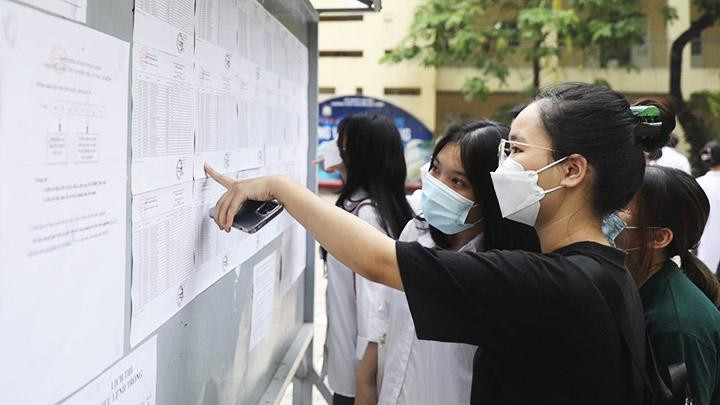 Thí sinh xem số báo danh và phòng thi tại điểm thi Trường THPT Nguyễn Gia Thiều (Long Biên, Hà Nội).