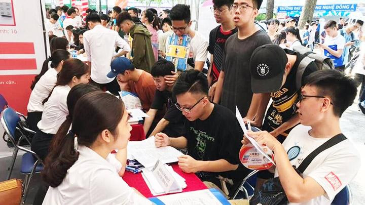 Học sinh lớp 12 tìm hiểu ngành nghề, chất lượng đào tạo của các trường đại học. Ảnh: BÍCH NGỌC Học sinh lớp 12 tìm hiểu ngành nghề, chất lượng đào tạo của các trường đại học. Ảnh: BÍCH NGỌC