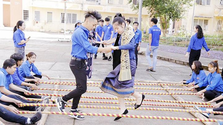 Sinh viên Lào giao lưu văn hóa-văn nghệ với sinh viên Việt Nam tại Trường đại học Đà Lạt.