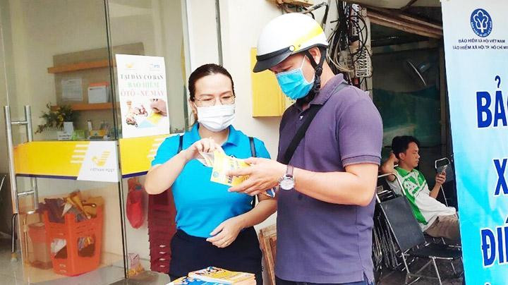 TP Hồ Chí Minh ra quân vận động người dân tham gia BHYT hộ gia đình. Ảnh: TTXVN