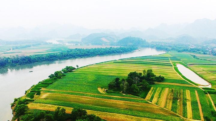 Sông Lam đoạn chảy qua huyện Anh Sơn. Ảnh: SÁCH NGUYỄN