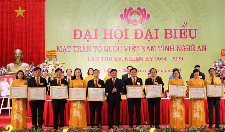 Đồng chí Thái Thanh Quý tặng Bằng khen của Chủ tịch Ủy ban nhân dân tỉnh Nghệ An cho các tập thể và cá nhân có thành tích xuất sắc trong công tác Mặt trận.