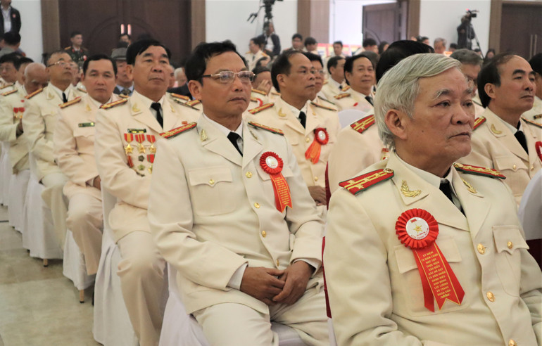 Các thế hệ lực lượng Công an tỉnh Nghệ An qua các thời kỳ đến tham dự buổi Lễ.