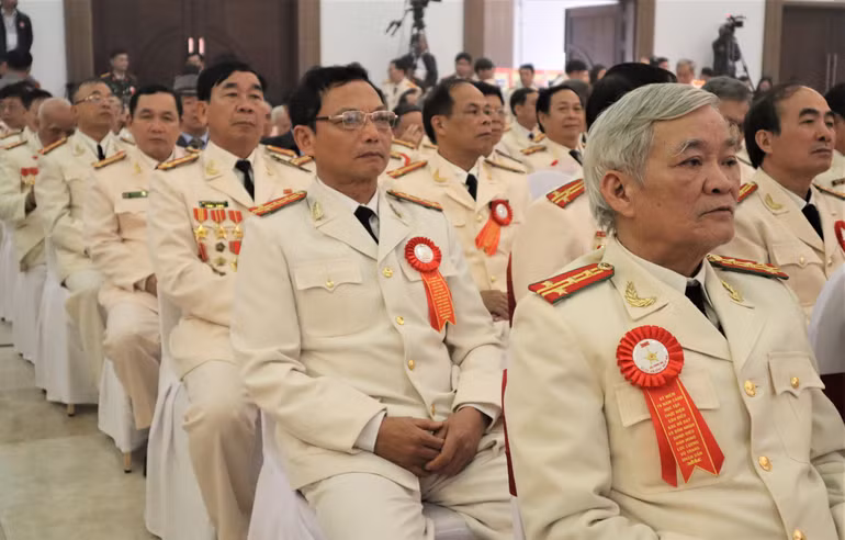 Các thế hệ lực lượng Công an tỉnh Nghệ An qua các thời kỳ đến tham dự buổi Lễ.