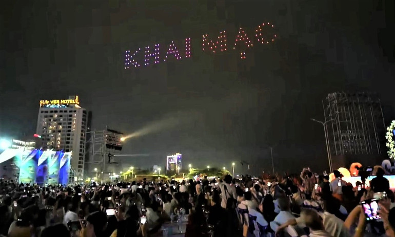 Màn biểu diễn tạo hình nghệ thuật trên không bằng thiết bị bay không người lái.