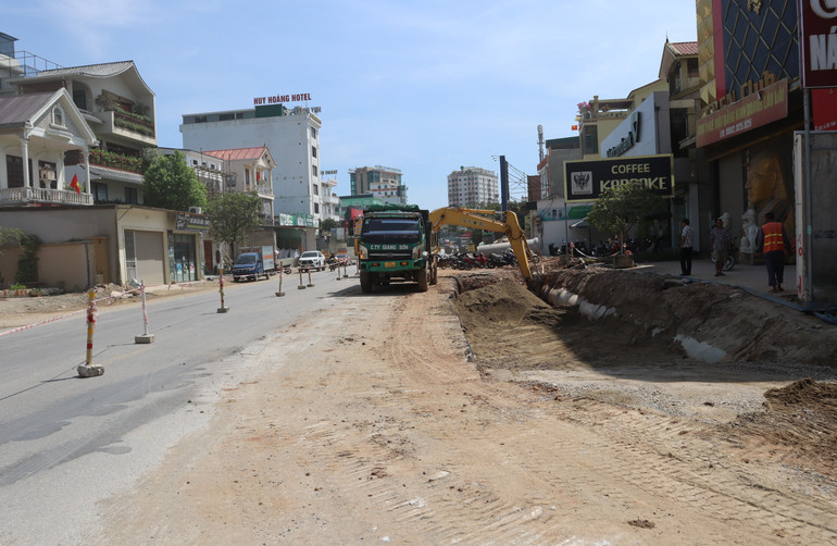 Huyện Diễn Châu còn vướng 0,775km (tính trái và phải tuyến). Trong ảnh: Thi công quốc lộ 7, đoạn giao với quốc lộ 1A.