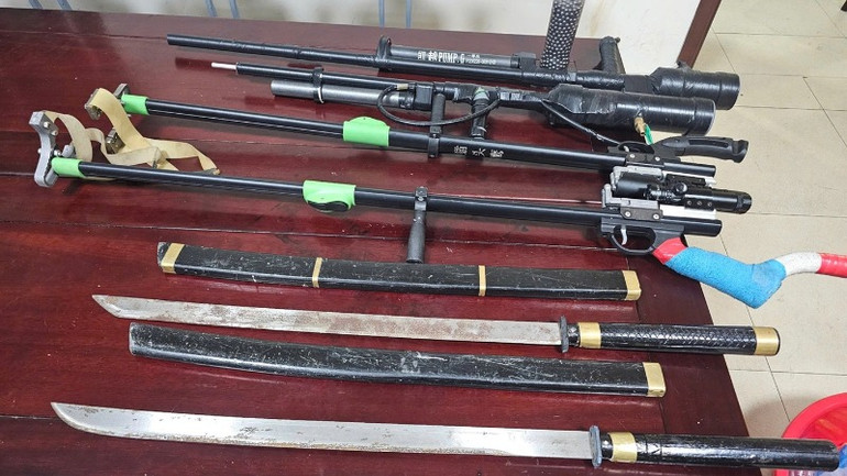 Hung khí các đối tượng dùng để giải quyết mâu thuẫn, bị Công an thu giữ.