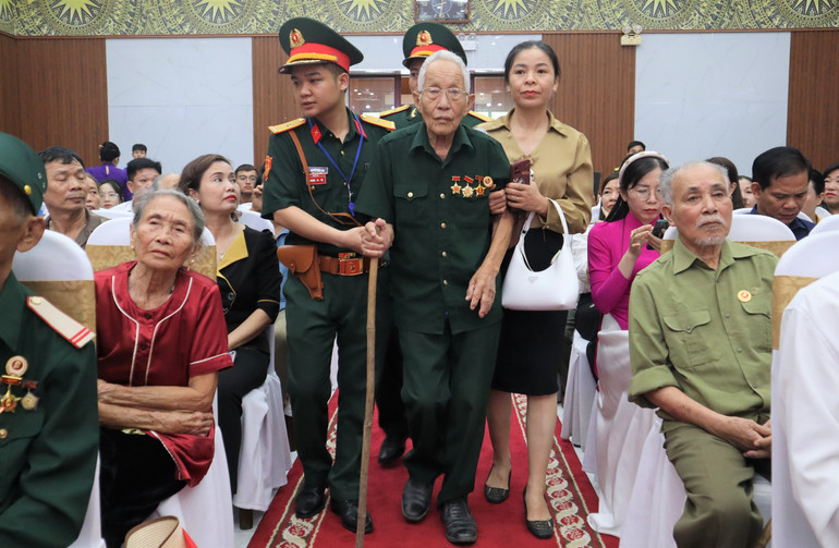 Dù tuổi cao, sức yếu nhưng các cựu chiến binh, cựu thanh niên xung phong, dân công hỏa tuyến vẫn cố gắng để đến tham dự buổi Gặp mặt.