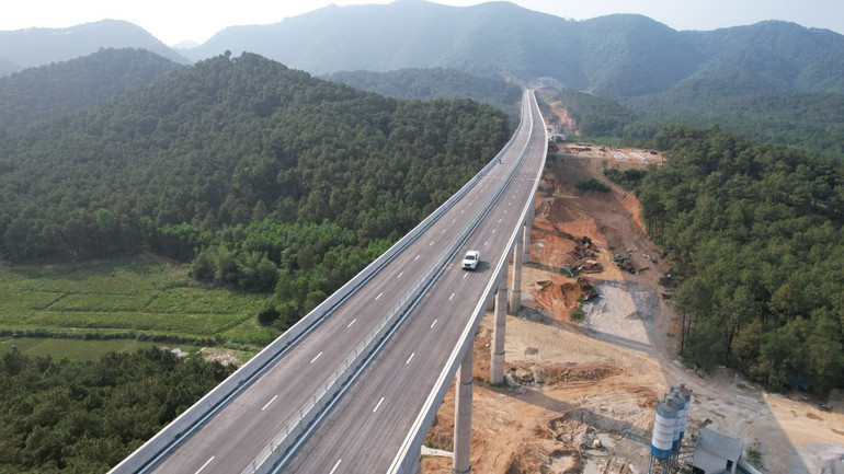 Tuyến cao tốc Diễn Châu-Bãi Vọt là dự án có địa hình thi công hiểm trở, địa chất phức tạp. Tuyến cao tốc Diễn Châu-Bãi Vọt là dự án có địa hình thi công hiểm trở, địa chất phức tạp.