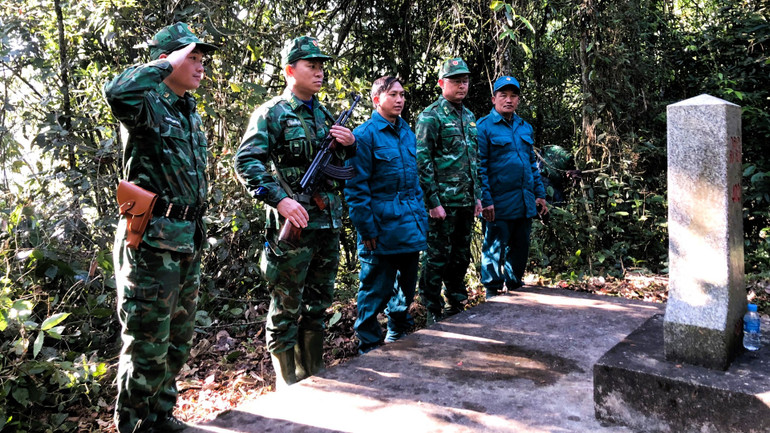 Đội hình tuần tra Đồn Biên phòng Cửa khẩu Quốc tế Nậm Cắn và dân quân địa phương thực hiện nghi thức chào cột mốc biên giới. Đội hình tuần tra Đồn Biên phòng Cửa khẩu Quốc tế Nậm Cắn và dân quân địa phương thực hiện nghi thức chào cột mốc biên giới.