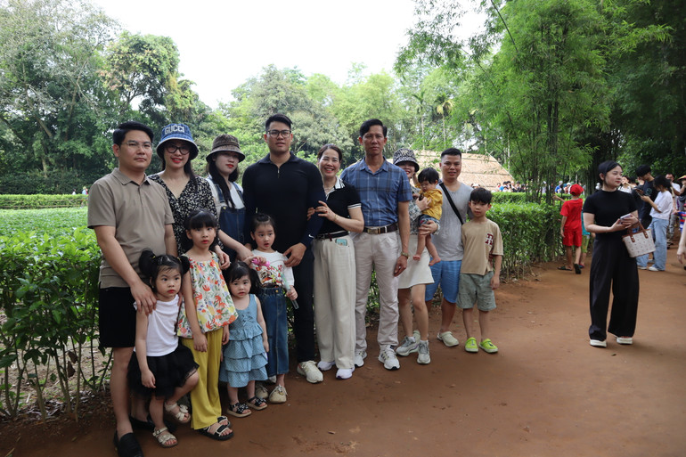 Người dân, du khách thăm nhà cụ Phó bảng Nguyễn Sinh Sắc - Thân sinh của Chủ tịch Hồ Chí Minh.