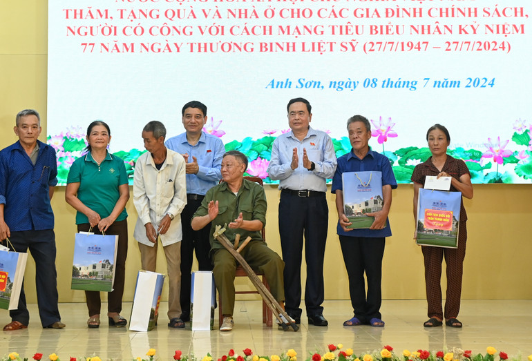 Chủ tịch Quốc hội Trần Thanh Mẫn và Chủ nhiệm Ủy ban Văn hóa, Giáo dục của Quốc hội Nguyễn Đắc Vinh tặng quà cho các gia đình chính sách, người có công với cách mạng tiêu biểu.