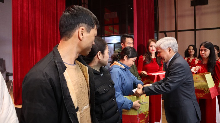 Đồng chí Đỗ Văn Chiến trao tặng quà Tết và hỏi thăm, động viên công nhân, người lao động.