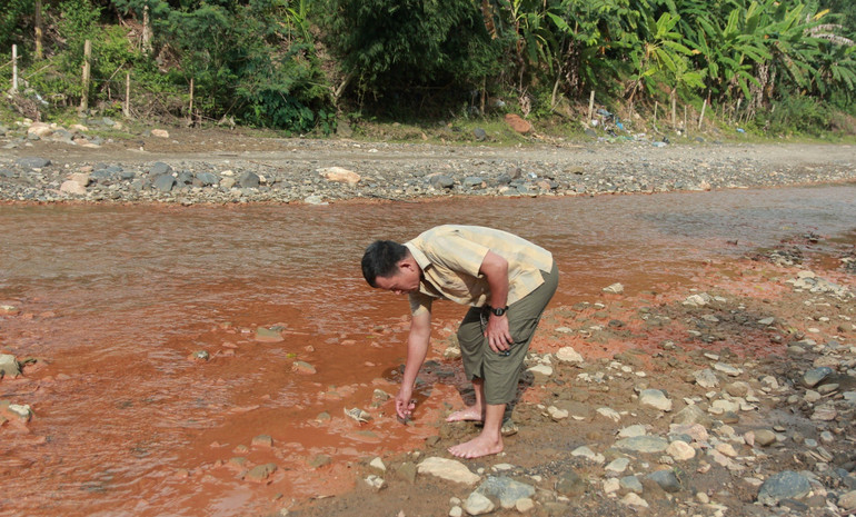 Người dân lo lắng, nghi ngờ dòng suối bị ảnh hưởng bởi hoạt động tuyển quặng của doanh nghiệp.