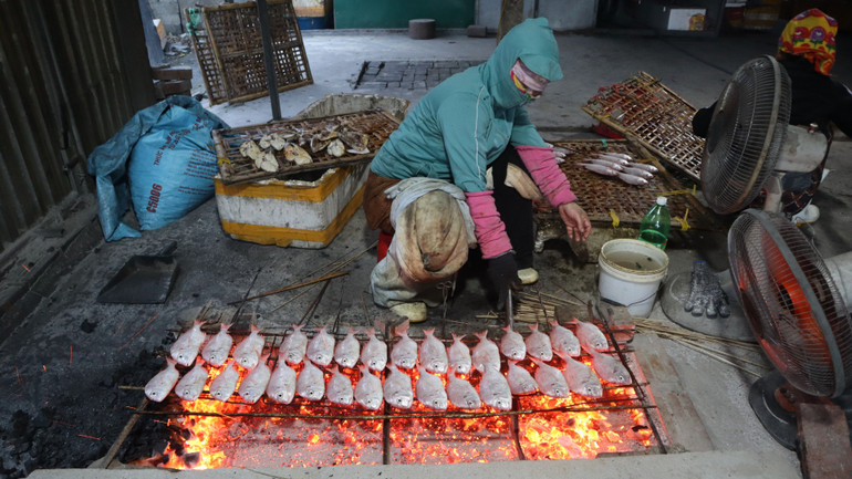 Có rất nhiều loại cá được đem nướng...