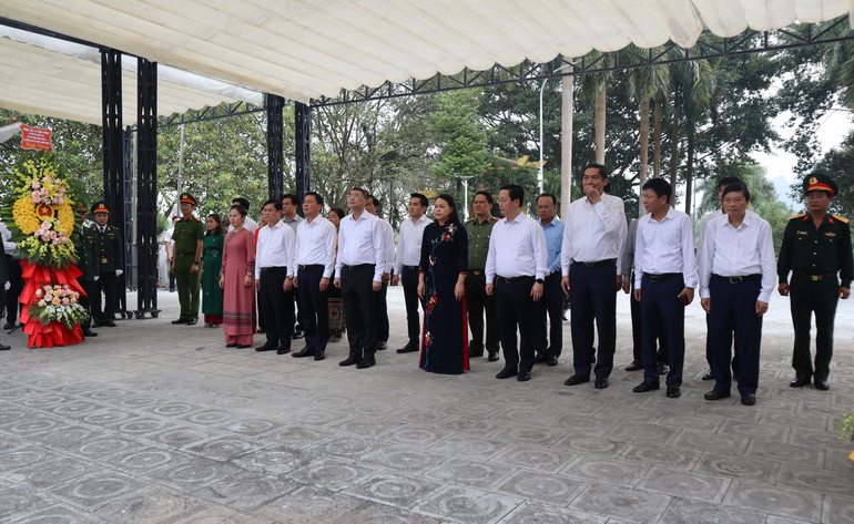 Đồng chí Lê Minh Hưng và đoàn công tác dâng hương tại Đài tưởng niệm liệt sĩ, Nghĩa trang Liệt sĩ Quốc tế Việt-Lào.