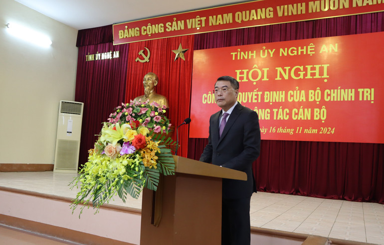 Đồng chí Lê Minh Hưng phát biểu giao nhiệm vụ đối với Bí thư Tỉnh ủy Nghệ An Nguyễn Đức Trung. Đồng chí Lê Minh Hưng phát biểu giao nhiệm vụ đối với Bí thư Tỉnh ủy Nghệ An Nguyễn Đức Trung.