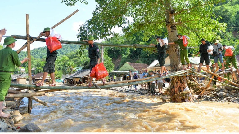 Công an tỉnh Nghệ An tiếp tế lương thực, thực phẩm cho người dân xã Tà Cạ và thị trấn Mường Xén (huyện Kỳ Sơn), nơi xảy ra lũ ống, lũ quét kinh hoàng hồi tháng 10/2022. Công an tỉnh Nghệ An tiếp tế lương thực, thực phẩm cho người dân xã Tà Cạ và thị trấn Mường Xén (huyện Kỳ Sơn), nơi xảy ra lũ ống, lũ quét kinh hoàng hồi tháng 10/2022.