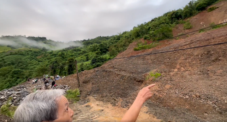 Quốc lộ 7A, đoạn qua bản Lăn, xã Chiêu Lưu, huyện Kỳ Sơn bị sạt lở nghiêm trọng.