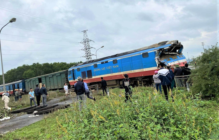Hàng trăm hành khách trên tàu SE8 tạm thời được đưa về ga gần nhất.