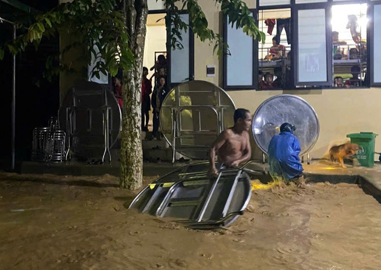 Các giáo viên nỗ lực bảo vệ tài sản, vật dụng của nhà trường khi lũ đột ngột.