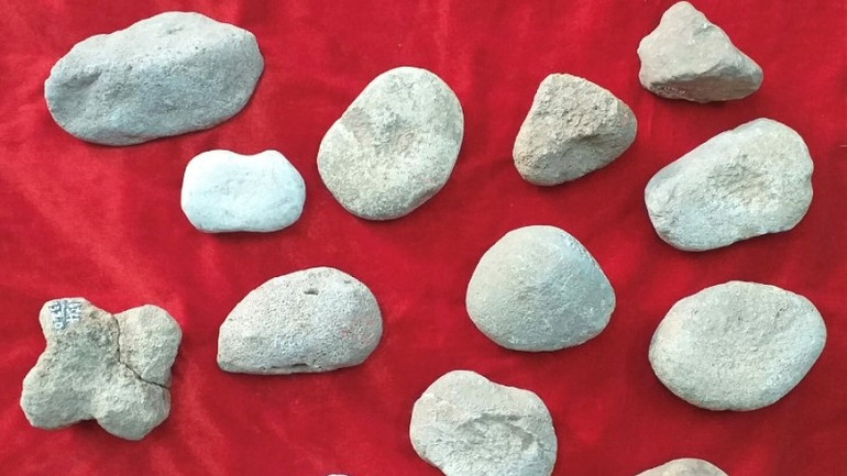 Một số hiện vật công cụ đá thuộc văn hóa Quỳnh Văn đang được lưu giữ tại Bảo tàng Nghệ An.