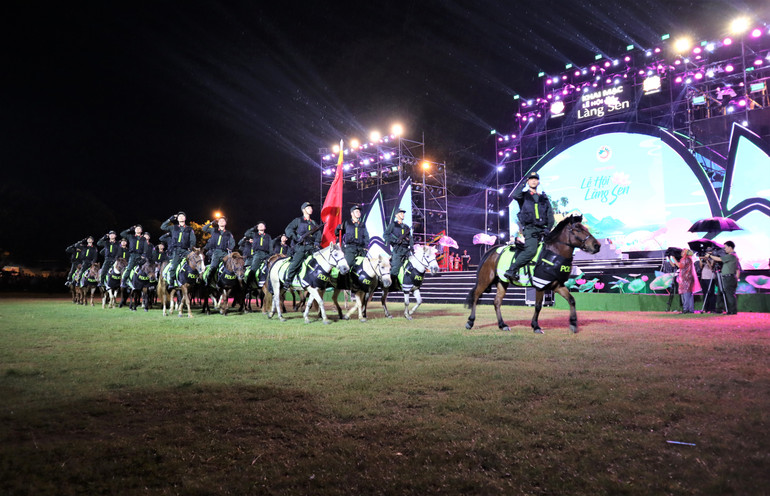 Đoàn kỵ binh diễu hành trước khi thực hiện các màn trình diễn.