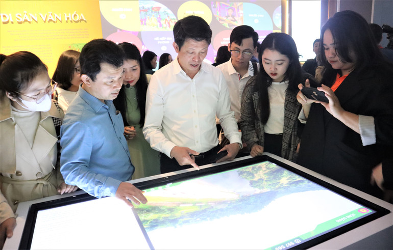 Không gian số với phần mềm trình chiếu, tương tác, hỏi đáp, ứng dụng công nghệ thông minh nhân tạo AI,…