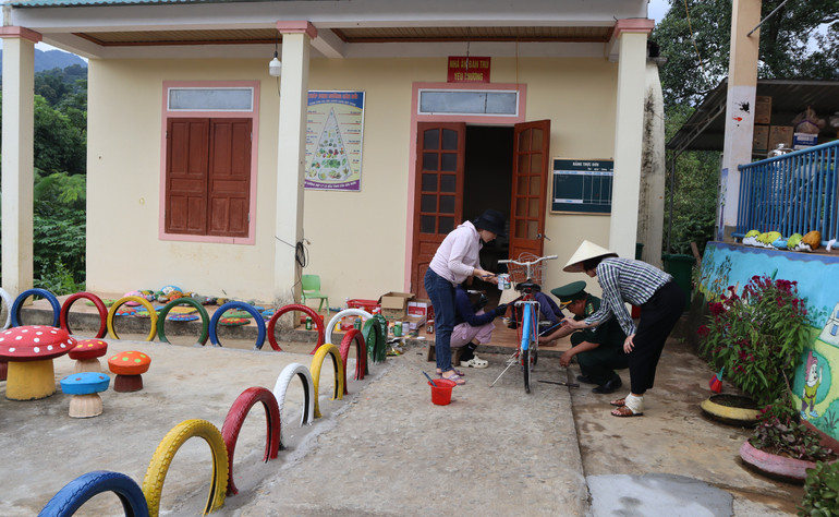 Giáo viên Trường mầm non Nậm Càn trang trí lại khuôn viên trường học.