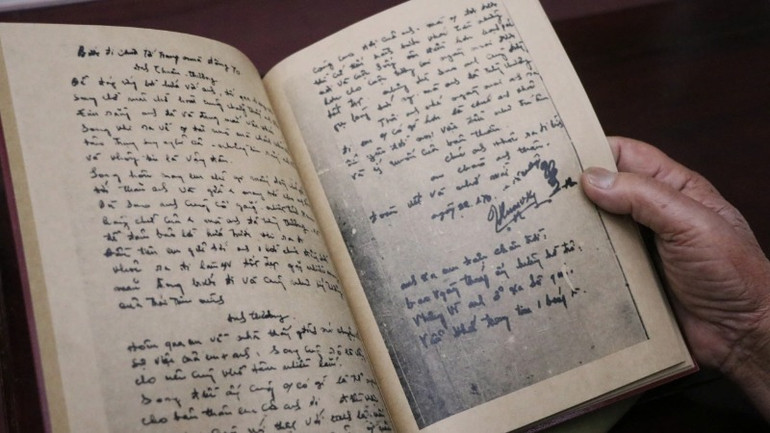 Cuốn sổ ghi chép của cựu chiến binh Lê Đức Thuận (quê tại Triệu Sơn, Thanh Hóa, thuộc Trung đoàn 9, Sư đoàn 304, từng chiến đấu tại Quảng Trị) bị Sư đoàn Bộ binh số 1 của Quân lực Việt Nam Cộng hòa thu giữ ngày 12/7/1970, tại Tân Liên, Hướng Hóa, Quảng Trị.