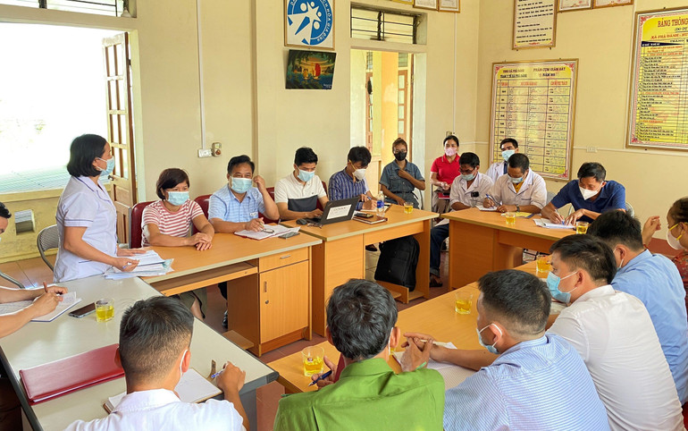 Ngành y tế huyện Kỳ Sơn họp triển khai các giải pháp phòng, chống dịch bạch hầu.