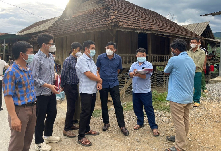 Các đơn vị liên quan ở huyện Kỳ Sơn tổ chức rà soát, truy vết các trường hợp có tiếp xúc gần bệnh nhân tử vong.