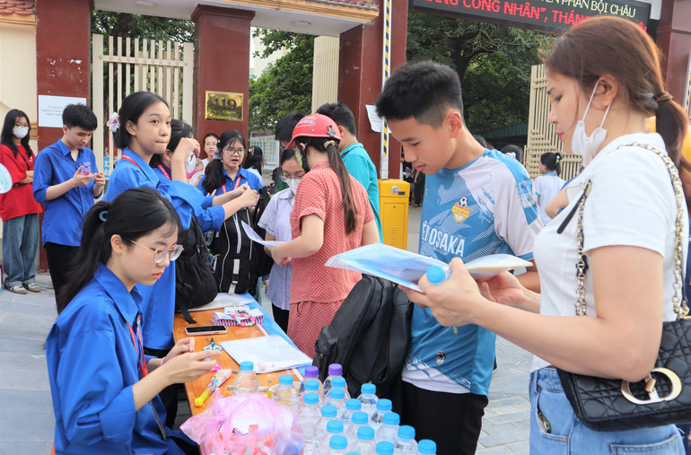 Lực lượng thanh niên tình nguyện hỗ trợ, hướng dẫn thí sinh và phụ huynh trước khi bước vào điểm thi.