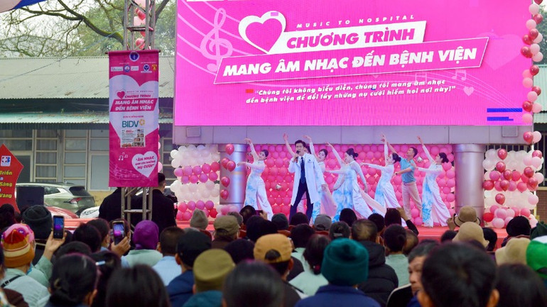 Một tiết mục văn nghệ do các bác sĩ và điều dưỡng viên Bệnh viện Ung bướu Nghệ An biểu diễn.