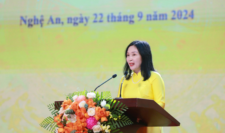 Cô giáo Cao Thị Lan Thanh, Hiệu trưởng Trường THPT chuyên Phan Bội Châu trình bày diễn văn kỷ niệm.