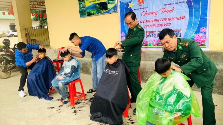 Chi đoàn Đồn Biên phòng Phúc Sơn và Đoàn Thanh niên xã Phúc Sơn phối hợp tổ chức cắt tóc miễn phí cho các em học sinh các Bản Cao Vều, xã Phúc Sơn, huyện Anh Sơn. Chi đoàn Đồn Biên phòng Phúc Sơn và Đoàn Thanh niên xã Phúc Sơn phối hợp tổ chức cắt tóc miễn phí cho các em học sinh các Bản Cao Vều, xã Phúc Sơn, huyện Anh Sơn.