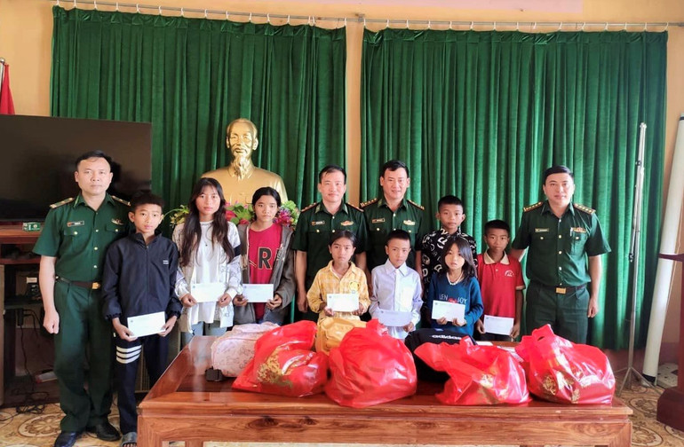 Trước đó, ngày 15/8, Đồn Biên phòng Keng Đu tổ chức gặp mặt, tặng quà các học sinh “Chương trình Nâng bước em tới trường - Con nuôi Đồn Biên phòng” và dự án “Cán bộ, chiến sĩ quân đội nâng bước em đến trường” đạt thành tích cao trong học tập.