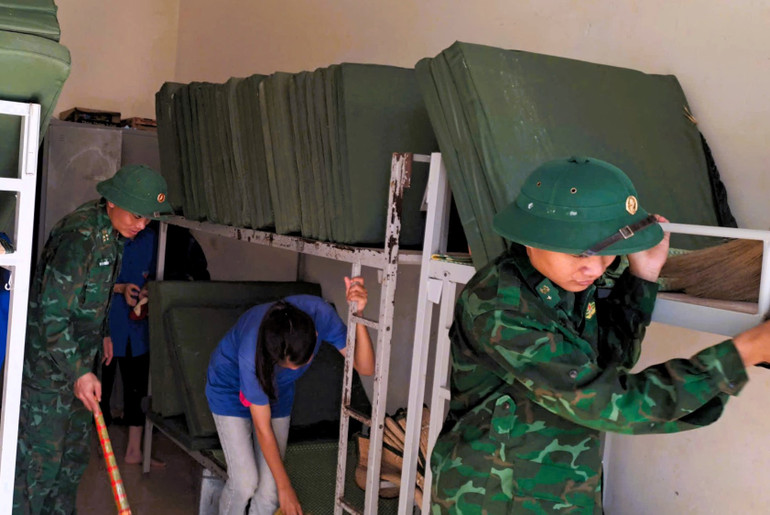 Bộ đội Biên phòng và lực lượng đoàn thanh niên lau dọn vệ sinh, chuẩn bị giường chiếu, chăn màn cho các học sinh…