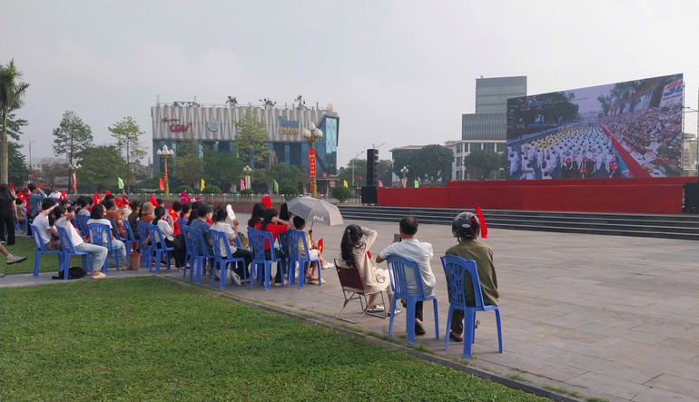 Người dân tập trung theo dõi Lễ kỷ niệm qua màn hình led cỡ lớn được bố trí ngay trong khuôn viên Quảng trường.
