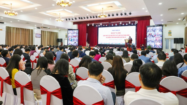 Hội nghị được kết nối từ điểm cầu cấp tỉnh đến 143 điểm cầu cấp huyện và 375 điểm cầu cấp xã.