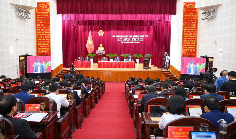 Quang cảnh Kỳ họp thứ 25, Hội đồng nhân dân tỉnh Nghệ An ngày 6/12.