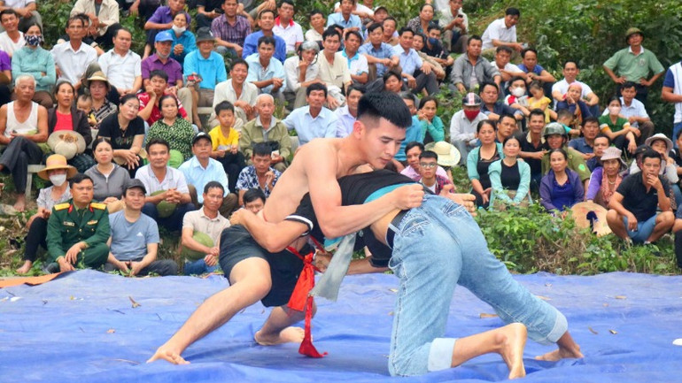 Tương truyền, cứ vào mùa xuân hằng năm, Vua Mai cho các vùng tổ chức thi vật, chọn lấy những đô vật khỏe mạnh, bổ sung cho đội quân tiên phong. Đấu vật từ đó trở thành một tập quán trong các kỳ hội làng, thể hiện tinh thần thượng võ của người dân xứ Nghệ.